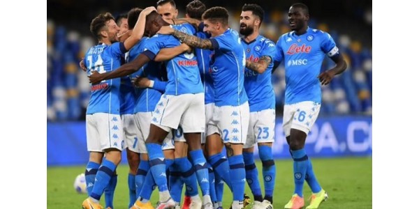 Los jugadores del Napoli luchan por el honor del equipo